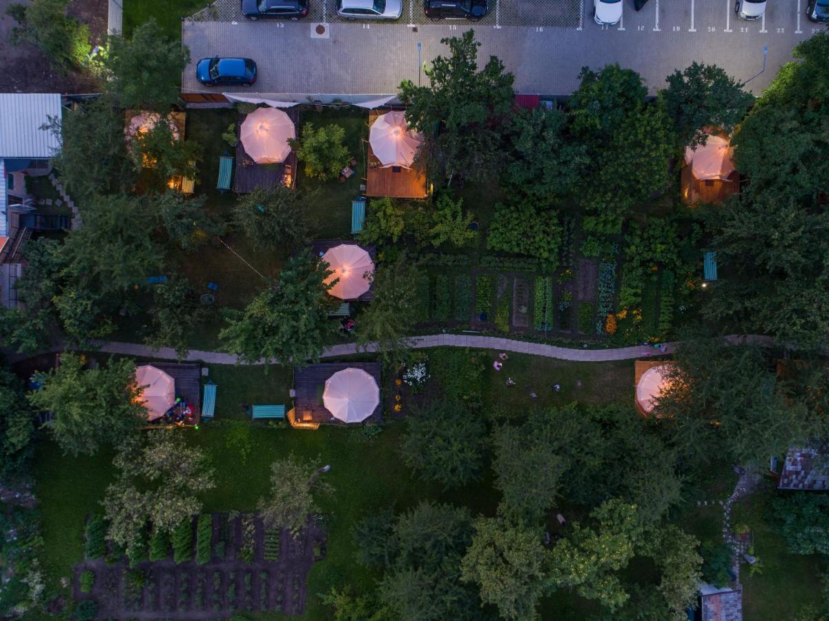 Hotel Dragonfly Gardens - The Wagons à Braşov Extérieur photo